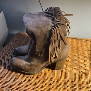 Brown boots w/tassels